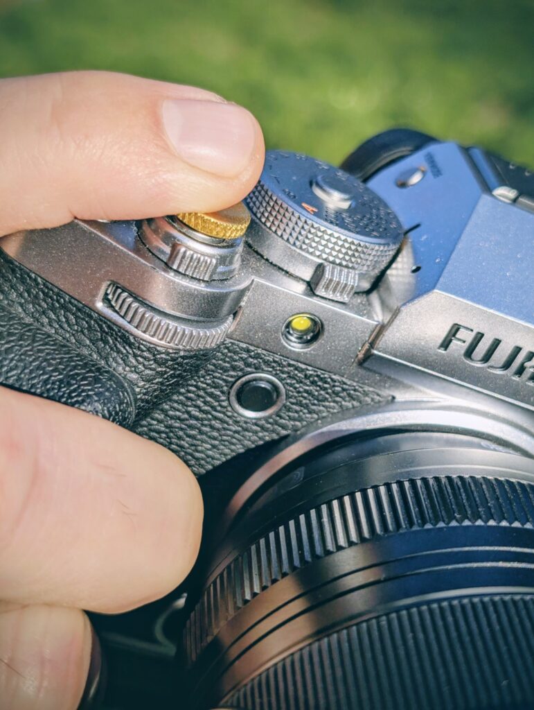 Met de vinger op de sluitersknop van de Fujifilm XT-5